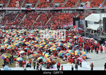 Bangkok, Thaïlande. 30Th Nov, 2013. Red-shirt supporters prendre part à un rassemblement à Bangkok, Thaïlande, le 30 novembre 2013. Des milliers de pro-gouvernement red-shirts assister à un rassemblement ici le samedi pour soutenir le Premier Ministre thaïlandais Yingluck Shinawatra comme une réponse à des manifestants anti-gouvernement rallyes en cours. Credit : Gao Jianjun/Xinhua/Alamy Live News Banque D'Images