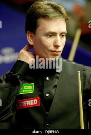 Avril 18, 2010 - Sheffield, Angleterre - 18 Avril 2010 : Ken Doherty de l'Irlande en action une fois de plus Mark Selby, d'Angleterre, pendant le 1er tour de l'Betfred Championnats du monde de snooker au théâtre Crucible le 17 avril 2010 à Sheffield, Angleterre (Image Crédit : © Michael Cullen/ZUMApress.com) Southcreek/mondial Banque D'Images