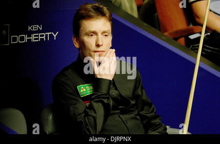 Avril 18, 2010 - Sheffield, Angleterre - 18 Avril 2010 : Ken Doherty de l'Irlande en action une fois de plus Mark Selby, d'Angleterre, pendant le 1er tour de l'Betfred Championnats du monde de snooker au théâtre Crucible le 17 avril 2010 à Sheffield, Angleterre (Image Crédit : © Michael Cullen/ZUMApress.com) Southcreek/mondial Banque D'Images