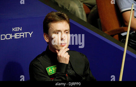 Avril 18, 2010 - Sheffield, Angleterre - 18 Avril 2010 : Ken Doherty de l'Irlande en action une fois de plus Mark Selby, d'Angleterre, pendant le 1er tour de l'Betfred Championnats du monde de snooker au théâtre Crucible le 17 avril 2010 à Sheffield, Angleterre (Image Crédit : © Michael Cullen/ZUMApress.com) Southcreek/mondial Banque D'Images