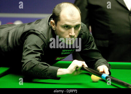 Avril 18, 2010 - Sheffield, Angleterre - Sheffield, Angleterre - 18 avril : Joe Perry de l'Angleterre en action contre Michael Holt de l'Angleterre, pendant le 1er tour de l'Betfred Championnats du monde de snooker au théâtre Crucible le 18 avril 2010 à Sheffield, en Angleterre. (Crédit Image : © Michael Cullen/ZUMApress.com) Southcreek/mondial Banque D'Images