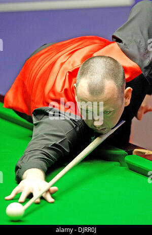 Avril 19, 2010 - Sheffield, Angleterre - Sheffield, Angleterre - 19 avril : Mark Williams du Pays de Galles en action contre Marcus Campbell de l'Écosse, lors de la 1ère ronde de l'Betfred World Snooker Championships à The Crucible Theatre de Sheffield, Angleterre (Image Crédit : © Michael Cullen/ZUMApress.com) Southcreek/mondial Banque D'Images