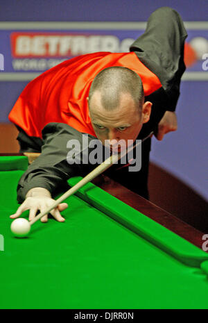 Avril 19, 2010 - Sheffield, Angleterre - Sheffield, Angleterre - 19 avril : Mark Williams du Pays de Galles en action contre Marcus Campbell de l'Écosse, lors de la 1ère ronde de l'Betfred World Snooker Championships à The Crucible Theatre de Sheffield, Angleterre (Image Crédit : © Michael Cullen/ZUMApress.com) Southcreek/mondial Banque D'Images