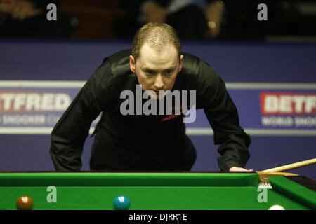 20 avril 2010 - Sheffield, Angleterre - Sheffield, Angleterre - 20 avril : Graeme Dott de l'Écosse en action contre Peter Ebdon de l'Angleterre, pendant le 1er tour de l'Betfred Championnats du monde de snooker au Crucible Theatre de Sheffield, Angleterre. (Crédit Image : © Michael Cullen/ZUMApress.com) Southcreek/mondial Banque D'Images