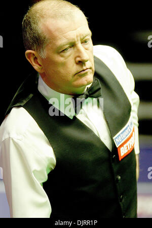 20 avril 2010 - Sheffield, Angleterre - Sheffield, Angleterre - 20 avril : Steve Davis de l'Angleterre en action contre Mark, roi d'Angleterre, pendant le 1er tour de l'Betfred Championnats du monde de snooker au Crucible Theatre de Sheffield, Angleterre. (Crédit Image : © Michael Cullen/ZUMApress.com) Southcreek/mondial Banque D'Images