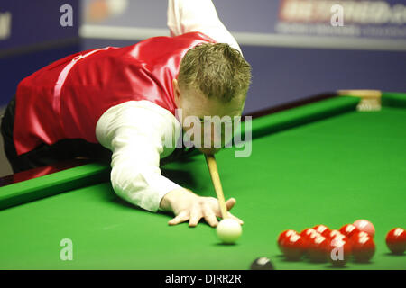 Avril 21, 2010 - Sheffield, Angleterre - Sheffield, Angleterre - 21 avril 2010 : Gerard Greene de N. Irlande en action contre Shaun Murphy de l'Angleterre, pendant le 1er tour de l'Betfred Championnats du monde de snooker au Crucible Theatre de Sheffield, Angleterre. (Crédit Image : © Michael Cullen/ZUMApress.com) Southcreek/mondial Banque D'Images