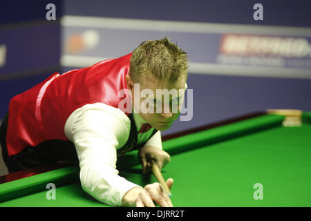 Avril 21, 2010 - Sheffield, Angleterre - Sheffield, Angleterre - 21 avril 2010 : Gerard Greene de N. Irlande en action contre Shaun Murphy de l'Angleterre, pendant le 1er tour de l'Betfred Championnats du monde de snooker au Crucible Theatre de Sheffield, Angleterre. (Crédit Image : © Michael Cullen/ZUMApress.com) Southcreek/mondial Banque D'Images