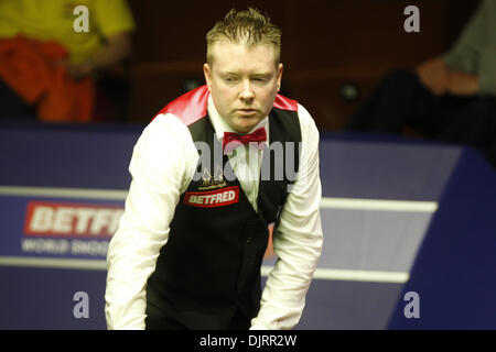 Avril 21, 2010 - Sheffield, Angleterre - Sheffield, Angleterre - 21 avril 2010 : Gerard Greene de N. Irlande en action contre Shaun Murphy de l'Angleterre, pendant le 1er tour de l'Betfred Championnats du monde de snooker au Crucible Theatre de Sheffield, Angleterre. (Crédit Image : © Michael Cullen/ZUMApress.com) Southcreek/mondial Banque D'Images