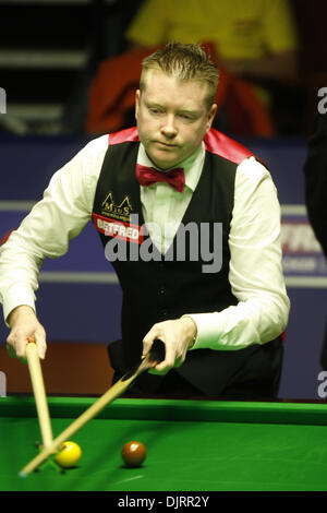 Avril 21, 2010 - Sheffield, Angleterre - Sheffield, Angleterre - 21 avril 2010 : Gerard Greene de N. Irlande en action contre Shaun Murphy de l'Angleterre, pendant le 1er tour de l'Betfred Championnats du monde de snooker au Crucible Theatre de Sheffield, Angleterre. (Crédit Image : © Michael Cullen/ZUMApress.com) Southcreek/mondial Banque D'Images