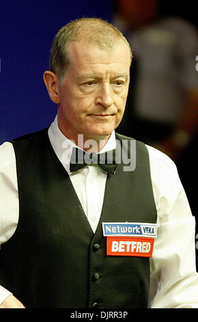 Le 28 avril 2010 - Sheffield, Angleterre - Sheffield, Angleterre - 28 Avril 2010 : Steve Davis de l'Angleterre en action contre Neil Robertson l'Australie, au cours de la (quart de finale- meilleur de 25 images) du Championnat du monde de snooker Betfred au théâtre Crucible à Sheffield, en Angleterre. (Robertson a remporté le match par 13 images à 5) (Crédit Image : © Michael Cullen/Southcreek Glob Banque D'Images