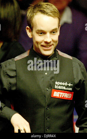 Avril 29, 2010 - Sheffield, Angleterre - Sheffield, Angleterre - 29 Avril 2010 : Ali Carter de l'Angleterre en action contre Neil Robertson l'Australie, au cours de la demi-finale- (meilleur de 33 images) au Championnat du monde de snooker Betfred au théâtre Crucible à Sheffield, en Angleterre. (Crédit Image : © Michael Cullen/ZUMApress.com) Southcreek/mondial Banque D'Images