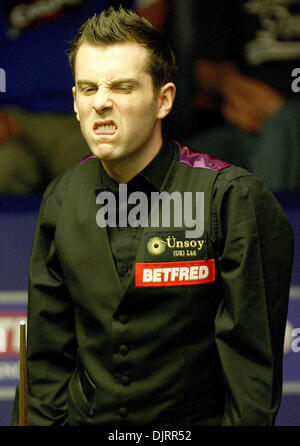 Avril 29, 2010 - Sheffield, Angleterre - Sheffield, Angleterre - 29 Avril 2010 : Mark Selby, d'Angleterre en action contre Graeme Dott de l'Écosse, lors de la demi-finale- (meilleur de 33 images) au Championnat du monde de snooker Betfred au théâtre Crucible à Sheffield, en Angleterre. (Crédit Image : © Michael Cullen/ZUMApress.com) Southcreek/mondial Banque D'Images