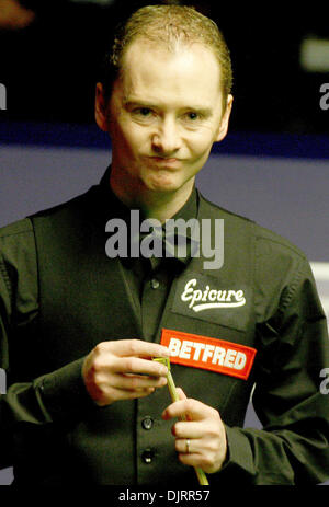 Avril 29, 2010 - Sheffield, Angleterre - Sheffield, Angleterre - 29 Avril 2010 : Graeme Dott de l'Écosse en action contre Mark Selby, d'Angleterre, au cours de la demi-finale- (meilleur de 33 images) au Championnat du monde de snooker Betfred au théâtre Crucible à Sheffield, en Angleterre. (Crédit Image : © Michael Cullen/ZUMApress.com) Southcreek/mondial Banque D'Images