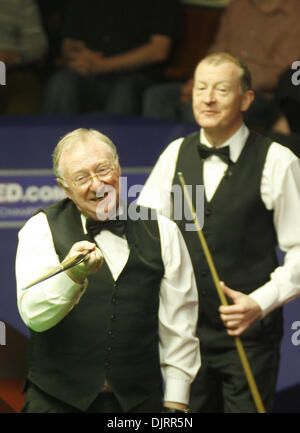 Avril 29, 2010 - Sheffield, Angleterre - Sheffield, Angleterre - 29 Avril 2010 : Dennis Taylor des blagues avec Steve Davis (à droite) en revanche 25 ans après leur étonnant final Crucible En 1985, lorsque Taylor a gagné sur le retour définitif dans le cadre final. (Crédit Image : © Michael Cullen/ZUMApress.com) Southcreek/mondial Banque D'Images