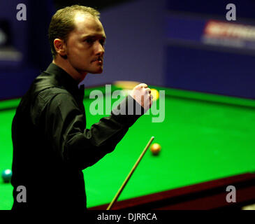 01 mai 2010 - Sheffield, Angleterre - Sheffield, Angleterre - 1 mai 2010 : Graeme Dott de l'Écosse en action contre Mark Selby, d'Angleterre, au cours de la demi-finale- (meilleur de 33 images) au Championnat du monde de snooker Betfred au théâtre Crucible à Sheffield, en Angleterre. Dott bt Selby par 17 à 14 cadres, et maintenant va jouer Neil Robertson de l'Australie dans le 2010 World Snooker fina Banque D'Images