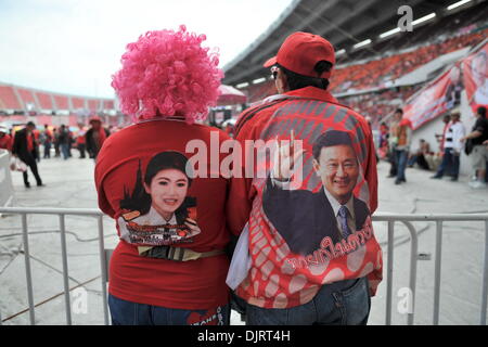 Bangkok, Thaïlande. 30Th Nov, 2013. Deux supporters rouge-shirt chemises imprimées avec Premier Ministre thaïlandais Yingluck Shinawatra et ancien chef thaïlandais Thaksin Shinawatra pendant un rassemblement à Bangkok, Thaïlande, le 30 novembre 2013. Des milliers de pro-gouvernement red-shirts assister à un rassemblement ici le samedi à l'appui de Yingluck Shinawatra comme une réponse à des manifestants anti-gouvernement rallyes en cours. Credit : Gao Jianjun/Xinhua/Alamy Live News Banque D'Images