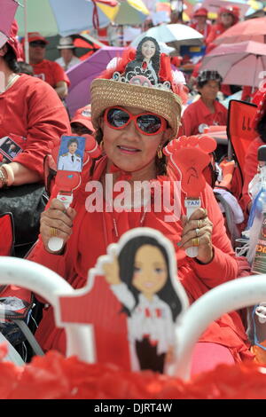 Bangkok, Thaïlande. 30Th Nov, 2013. Une chemise rouge partisan prend part à un rassemblement à Bangkok, Thaïlande, le 30 novembre 2013. Des milliers de pro-gouvernement red-shirts assister à un rassemblement ici le samedi pour soutenir le Premier Ministre thaïlandais Yingluck Shinawatra comme une réponse à des manifestants anti-gouvernement rallyes en cours. Credit : Gao Jianjun/Xinhua/Alamy Live News Banque D'Images