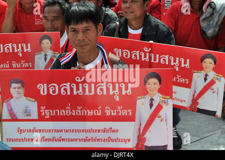 Bangkok, Thaïlande. 30Th Nov, 2013. Une chemise rouge partisan est titulaire d'un placard du Premier Ministre thaïlandais Yingluck Shinawatra lors d'une manifestation à Bangkok, Thaïlande, le 30 novembre 2013. Des milliers de pro-gouvernement red-shirts assister à un rassemblement ici le samedi à l'appui de Yingluck Shinawatra comme une réponse à des manifestants anti-gouvernement rallyes en cours. Credit : Gao Jianjun/Xinhua/Alamy Live News Banque D'Images