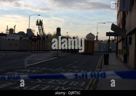 Glasgow, Ecosse, Royaume-Uni. Le 30 novembre 2013. La police et les services de secours à la Clutha Bar, Stockwell Street, Glasgow, comme la récupération à la suite d'un contiues coopération hélicoptère de police s'est écrasé sur le toit du pub Crédit : Tony Clerkson/Alamy Live News Banque D'Images