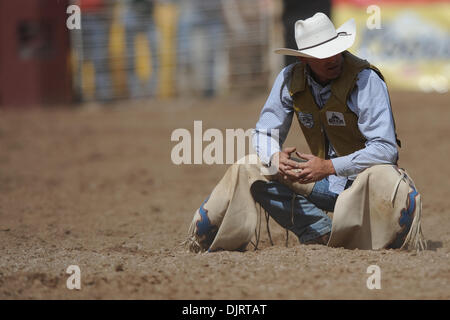 Le 08 mai 2010 - Sonora, Californie, États-Unis - 08 mai 2010 : saddle bronc rider Jeff Rianda de Tres Pinos, CA se trouve dans la terre après avoir résisté au large de mauvaises intentions à l'édition 2010 du filon-mère Round-Up à Sonora, CA. (Crédit Image : © Matt Cohen/ZUMApress.com) Southcreek/mondial Banque D'Images