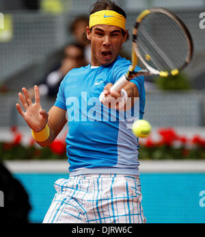 14 mai 2010 - Madrid, Espagne - MADRID, ESPAGNE, 14 mai 2010 : Rafael Nadal (ESP) en action contre GAEL MONFILS (FRA) au cours de la Q-finale - Hommes de Mutua Madrilena Madrid Open Tennis Tournament à la Caja Magica, Madrid, Espagne. (Crédit Image : © Michael Cullen/ZUMApress.com) Southcreek/mondial Banque D'Images