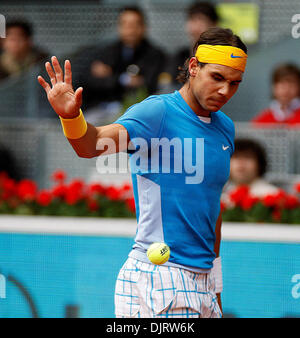 14 mai 2010 - Madrid, Espagne - MADRID, ESPAGNE, 14 mai 2010 : Rafael Nadal (ESP) en action contre GAEL MONFILS (FRA) au cours de la Q-finale - Hommes de Mutua Madrilena Madrid Open Tennis Tournament à la Caja Magica, Madrid, Espagne. (Crédit Image : © Michael Cullen/ZUMApress.com) Southcreek/mondial Banque D'Images