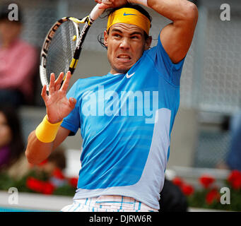 14 mai 2010 - Madrid, Espagne - MADRID, ESPAGNE, 14 mai 2010 : Rafael Nadal (ESP) en action contre GAEL MONFILS (FRA) au cours de la Q-finale - Hommes de Mutua Madrilena Madrid Open Tennis Tournament à la Caja Magica, Madrid, Espagne. (Crédit Image : © Michael Cullen/ZUMApress.com) Southcreek/mondial Banque D'Images