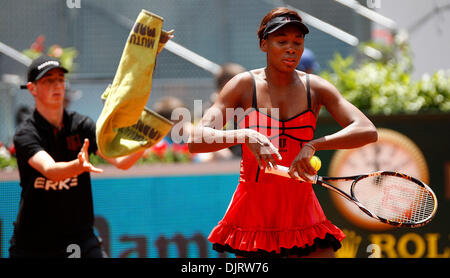 14 mai 2010 - Madrid, Espagne - MADRID, ESPAGNE, 14 mai 2010 : Venus Williams (USA) en action contre Samantha Stosur (AUS) au cours de la Q-finale - Femmes de Mutua Madrilena Madrid Open Tennis Tournament à la Caja Magica, Madrid, Espagne. (Crédit Image : © Michael Cullen/ZUMApress.com) Southcreek/mondial Banque D'Images