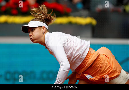 14 mai 2010 - Madrid, Espagne - MADRID, ESPAGNE, 14 mai 2010 : Lucie Safarova (CZE) en action contre Nadia Petrova (RUS) au cours de la Q-finale - Femmes de Mutua Madrilena Madrid Open Tennis Tournament à la Caja Magica, Madrid, Espagne. (Crédit Image : © Michael Cullen/ZUMApress.com) Southcreek/mondial Banque D'Images