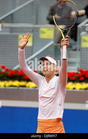 14 mai 2010 - Madrid, Espagne - MADRID, ESPAGNE, 14 mai 2010 : Lucie Safarova (CZE) en action contre Nadia Petrova (RUS) au cours de la Q-finale - Femmes de Mutua Madrilena Madrid Open Tennis Tournament à la Caja Magica, Madrid, Espagne. (Crédit Image : © Michael Cullen/ZUMApress.com) Southcreek/mondial Banque D'Images