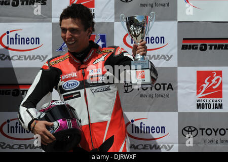 16 mai 2010 - Sonoma, Californie, États-Unis - 16 mai 2010 : deuxième SuperSport Huntley Nash accepte la 2e place au Trophée de la côte ouest de l'AMA Moto Jam tenue à Infineon Raceway à Sonoma, CA. (Crédit Image : © Matt Cohen/ZUMApress.com) Southcreek/mondial Banque D'Images