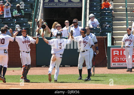 26 mai 2010 - Greensboro, en Caroina, États-Unis - 26 mai 2010 : joueur Virginie Phil Gosselin fives élevé ses teamates après avoir marqué contre Boston College de NewBridge Bank Park à Greensboro, en Caroina. Virginie devait par la suite gagner 6-4 dans le tournoi d'ouverture. (Crédit Image : © Jim Dedmon/ZUMApress.com) Southcreek/mondial Banque D'Images