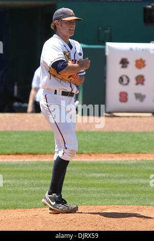 26 mai 2010 - Greensboro, en Caroina, États-Unis - 26 mai 2010 : Virginia Pitcher Tyler Wilson vérifie ses joueurs vers la fin du match contre Boston College de NewBridge Bank Park à Greensboro, en Caroina. Virginie allait battre les Eagles 6-4 dans le tournoi d'ouverture. (Crédit Image : © Jim Dedmon/ZUMApress.com) Southcreek/mondial Banque D'Images