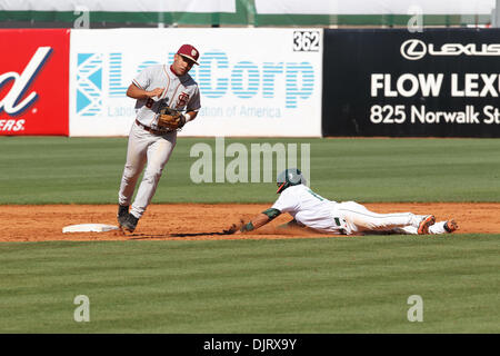 26 mai 2010 - Greensboro, en Caroina, États-Unis - 26 mai 2010 : Miami' Frankie Ratcliff est courte que la Floride États-Unis Devon Travis obtient le à NewBridge Bank Park à Greensboro, en Caroina. Miami allait battre rival Florida State 9-3. (Crédit Image : © Jim Dedmon/ZUMApress.com) Southcreek/mondial Banque D'Images