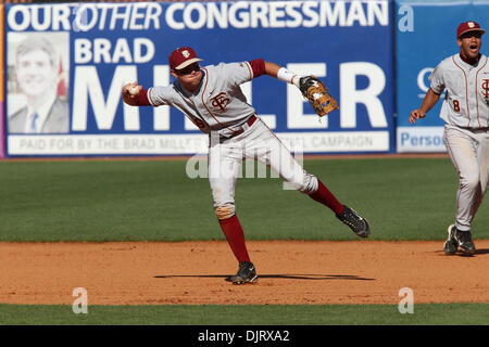 26 mai 2010 - Greensboro, en Caroina, États-Unis - 26 mai 2010 : premier but de l'État de Floride Jayce Boyd enregistre le jeu avec un jet de hors bilan retour à la première à NewBridge Bank Park à Greensboro, en Caroina. Miami allait battre rival Florida State 9-3. (Crédit Image : © Jim Dedmon/ZUMApress.com) Southcreek/mondial Banque D'Images