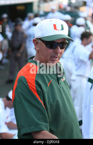 26 mai 2010 - Greensboro, en Caroina, États-Unis - 26 mai 2010 : Miami l'entraîneur Jim Morris parle à son équipage à NewBridge Bank Park à Greensboro, en Caroina. Miami allait battre rival Florida State 9-3. (Crédit Image : © Jim Dedmon/ZUMApress.com) Southcreek/mondial Banque D'Images