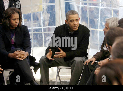 Washington, DC, USA. 29 nov., 2013. Le président des États-Unis Barack Obama et la Première Dame Michelle Obama répondre à 18 personnes qui ont été le jeûne d'un jour et deux personnes qui ont été à jeun pendant 18 jours dans le cadre de la restauration rapide pour les familles sur le National Mall à l'appui de la réforme de l'immigration, le vendredi 29 novembre 2013, à Washington, DC, USA.Leslie E. Kossoff/CNP/dpa/Alamy Live News Banque D'Images