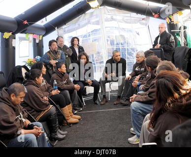 Washington, DC, USA. 29 nov., 2013. Le président des États-Unis Barack Obama et la Première Dame Michelle Obama répondre à 18 personnes qui ont été le jeûne d'un jour et deux personnes qui ont été à jeun pendant 18 jours dans le cadre de la restauration rapide pour les familles sur le National Mall à l'appui de la réforme de l'immigration, le vendredi 29 novembre 2013, à Washington, DC, USA.Leslie E. Kossoff/CNP/dpa/Alamy Live News Banque D'Images