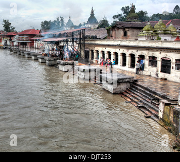 La crémation, région de la rivière Bagmati, Pashupatinath, Katmandou, Népal Banque D'Images