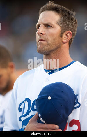 Avril 14, 2010 - Los Angeles, Californie, États-Unis - 14 Avril 2010 : Los Angeles Dodgers de troisième but Casey Blake (23) est de l'attention avec son chapeau sur son entendu comme l'hymne national est chanté devant un match avec les Diamondbacks de l'Arizona au Dodger Stadium à Los Angeles, en Californie..Crédit obligatoire : Andrew Fielding / Southcreek Global (Image Crédit : © Andrew Fielding/Southcreek G Banque D'Images