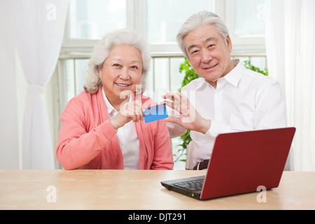 Senior couple holding credit card Banque D'Images