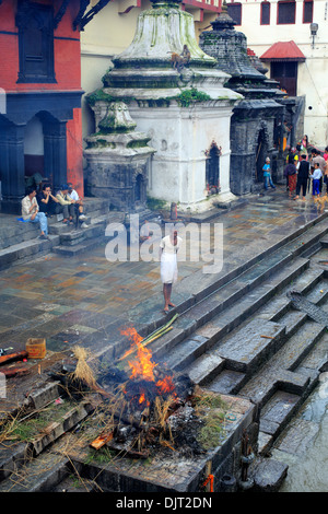 Zone de crémation, Pashupatinath, Katmandou, Népal Banque D'Images