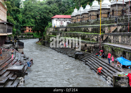 La crémation, région de la rivière Bagmati, Pashupatinath, Katmandou, Népal Banque D'Images