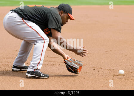 17 avril 2010 - Los Angeles, Californie, États-Unis - 17 Avril 2010 : San Francisco Giants de troisième but Pablo Sandoval (48) Les champs un bal à des tiers pendant la pratique avant le match. Les Dodgers de Los Angeles face aux Giants de San Francisco au Dodger Stadium à Los Angeles, Californie. Crédit obligatoire . : Andrew Fielding / Southcreek Global (Image Crédit : © Andrew Fielding/Global Southcreek Banque D'Images