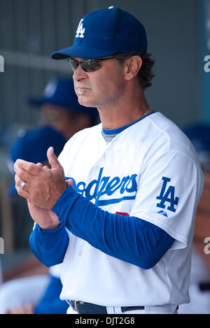 17 avril 2010 - Los Angeles, Californie, États-Unis - 17 Avril 2010 : Entraîneur de frappeurs des Dodgers Don Mattingly (6) Formulaire de l'étang-réservoir cheers comme l'équipe est introduit. Les Dodgers de Los Angeles ont été jeu blanc par les Giants de San Francisco, 9-0, au Dodger Stadium à Los Angeles, Californie. Crédit obligatoire . : Andrew Fielding / Southcreek Global (Image Crédit : © Andrew Fielding/ZUMApre Southcreek/mondial Banque D'Images