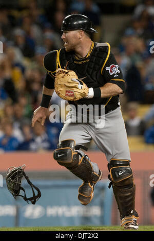 Avril 29, 2010 - Los Angeles, Californie, États-Unis - 30 avril 2010 des Pirates de Pittsburgh : catcher Ryan Doumit (41) s'exécute sur le champ un bunt. Les Pirates de Pittsburgh a perdu pour les Dodgers de Los Angeles 6-2, au Dodger Stadium à Los Angeles, Californie. Crédit obligatoire . : Andrew Fielding / Southcreek Global (Image Crédit : © Andrew Fielding/ZUMApress.com) Southcreek/mondial Banque D'Images