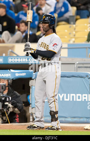 Avril 29, 2010 - Los Angeles, Californie, États-Unis - 29 avril 2010 des Pirates de Pittsburgh : champ centre Andrew McCutchen (22) se trouve dans le cercle sur le pont attendant son at-bat. Les Pirates de Pittsburgh défait les Dodgers de Los Angeles, 2-0, au Dodger Stadium à Los Angeles, Californie. Crédit obligatoire . : Andrew Fielding / Southcreek Global (Image Crédit : © Andrew Fielding/Southcreek/ Mondial Banque D'Images