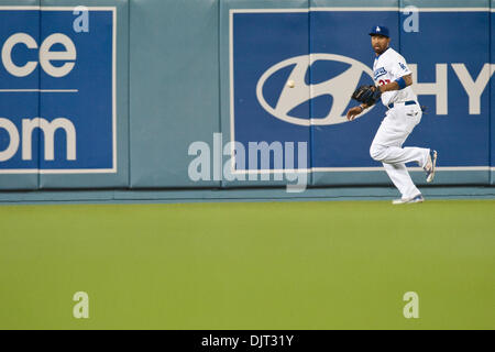 Avril 29, 2010 - Los Angeles, Californie, États-Unis - 29 Avril 2010 : Le joueur de centre des Dodgers de Los Angeles Matt Kemp (27) Les champs d'un oufield a frappé le départ des Pirates' Garrett Jones. Les Pirates de Pittsburgh défait les Dodgers de Los Angeles, 2-0, au Dodger Stadium à Los Angeles, Californie. Crédit obligatoire . : Andrew Fielding / Southcreek Global (Image Crédit : © Andrew Fielding/Southcree Banque D'Images