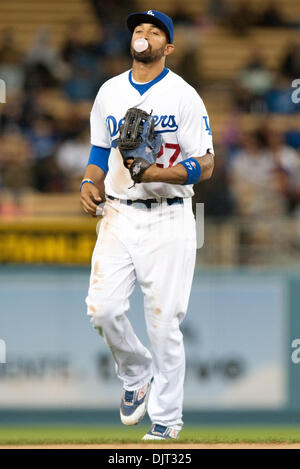 Avril 29, 2010 - Los Angeles, Californie, États-Unis - 29 Avril 2010 : Le joueur de centre des Dodgers de Los Angeles Matt Kemp (27) souffle bulles comme il chefs retour à l'étang-réservoir après la fin de la partie supérieure de la neuvième manche. Les Pirates de Pittsburgh défait les Dodgers de Los Angeles, 2-0, au Dodger Stadium à Los Angeles, Californie. Crédit obligatoire . : Andrew Fielding / Southcreek Global (Image Crédit : © Banque D'Images