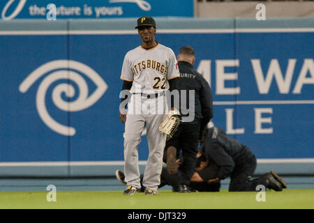 Avril 29, 2010 - Los Angeles, Californie, États-Unis - 29 avril 2010 des Pirates de Pittsburgh : champ centre Andrew McCutchen (22) rit comme un ventilateur se fait attaquer et arrêté par la sécurité personnell derrière lui. Les Pirates de Pittsburgh défait les Dodgers de Los Angeles, 2-0, au Dodger Stadium à Los Angeles, Californie. Crédit obligatoire . : Andrew Fielding / Southcreek Global (Image Crédit : © Andrew Banque D'Images